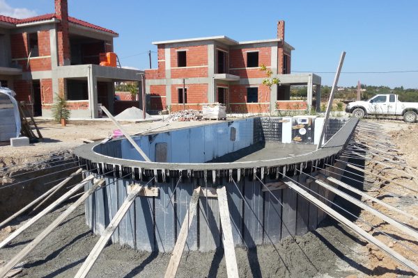 concreting-active molds pool